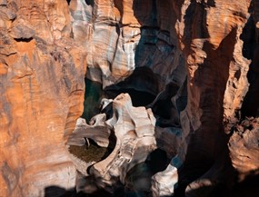 山崖岩石峭壁图片